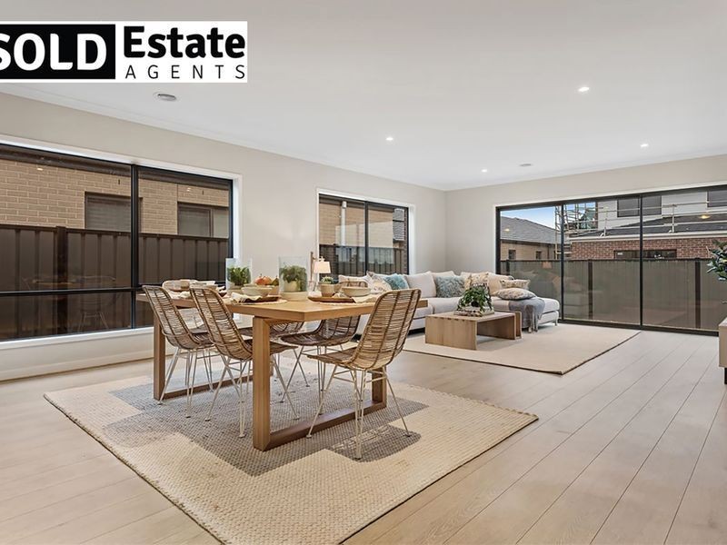 35 Winchcombe Way, Cranbourne North VIC 3977
