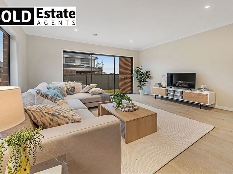 35 Winchcombe Way, Cranbourne North VIC 3977