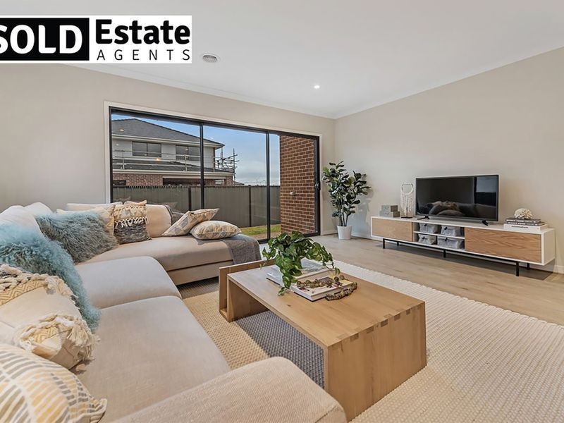 35 Winchcombe Way, Cranbourne North VIC 3977