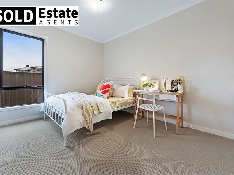 35 Winchcombe Way, Cranbourne North VIC 3977