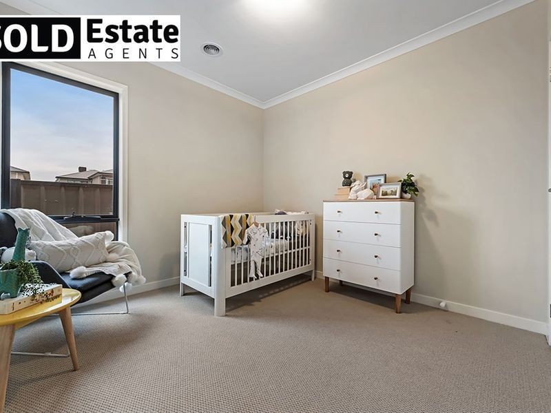 35 Winchcombe Way, Cranbourne North VIC 3977