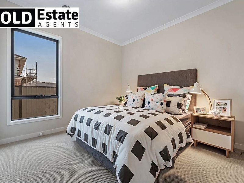 35 Winchcombe Way, Cranbourne North VIC 3977