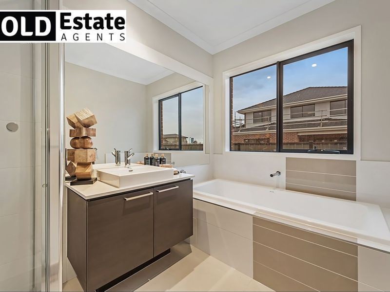 35 Winchcombe Way, Cranbourne North VIC 3977