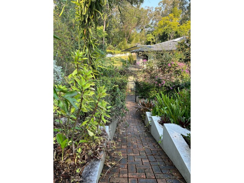 8 Andros Street, Chapel Hill QLD 4069