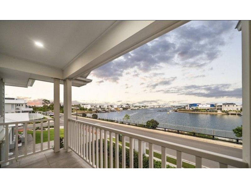 18 Lighthouse Esplanade, Newport QLD 4020