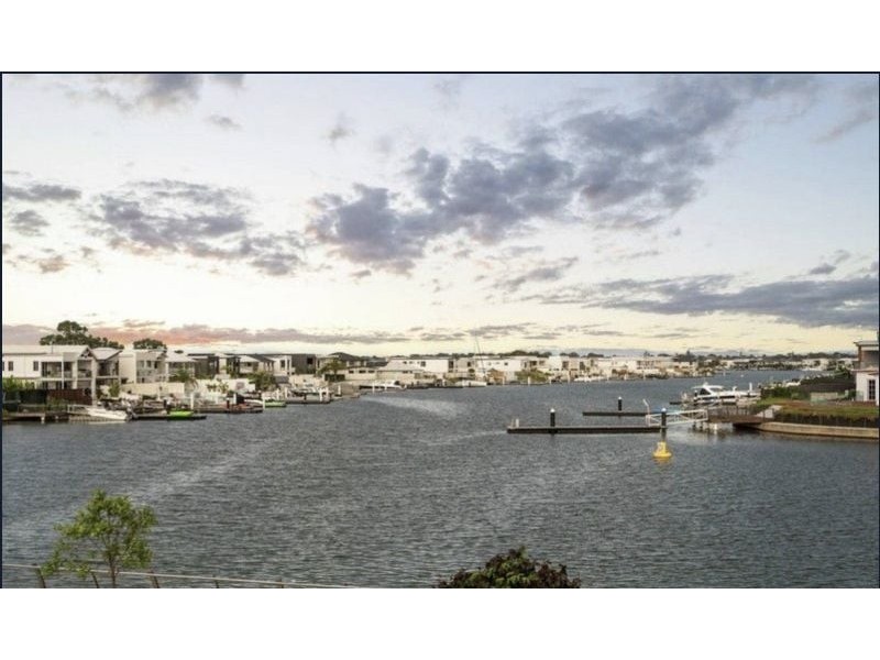 18 Lighthouse Esplanade, Newport QLD 4020