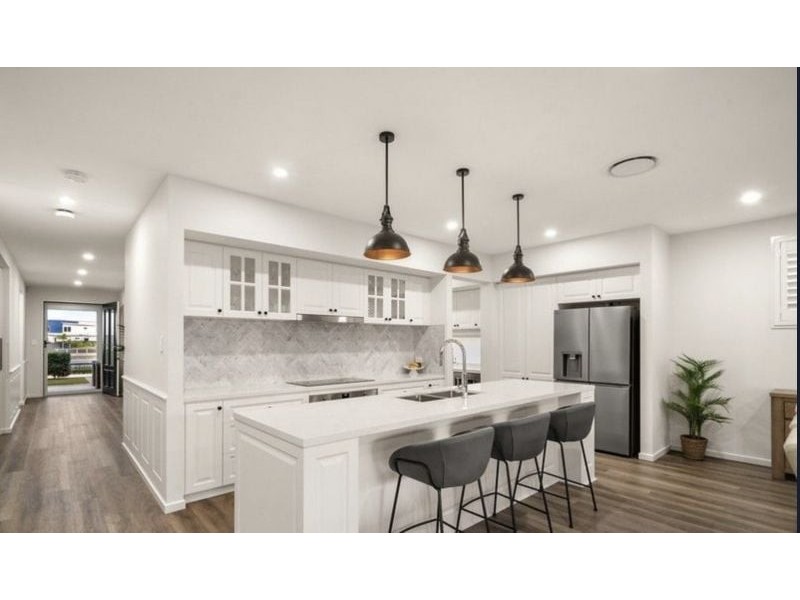 18 Lighthouse Esplanade, Newport QLD 4020