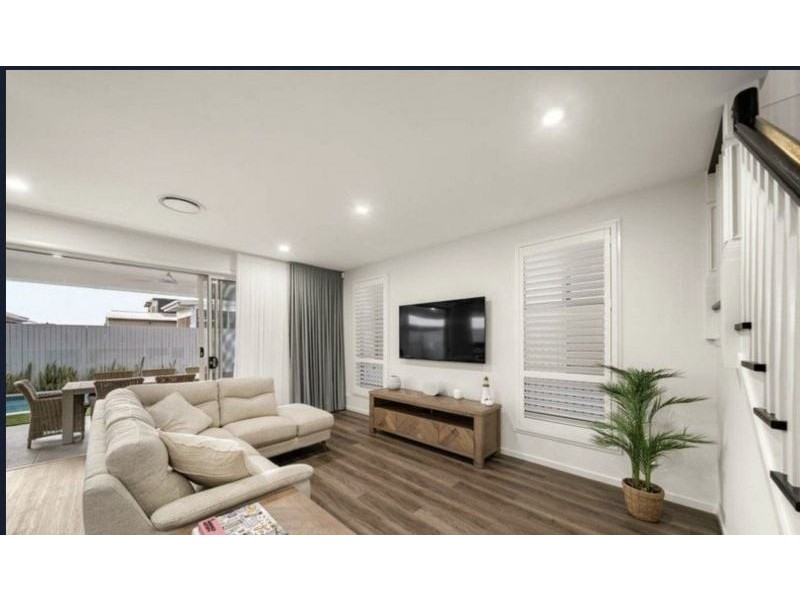 18 Lighthouse Esplanade, Newport QLD 4020