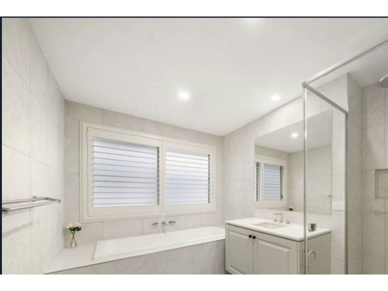 18 Lighthouse Esplanade, Newport QLD 4020