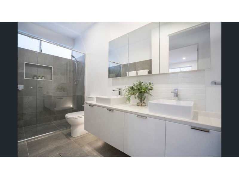 8a Fourth Avenue, Scarborough QLD 4020