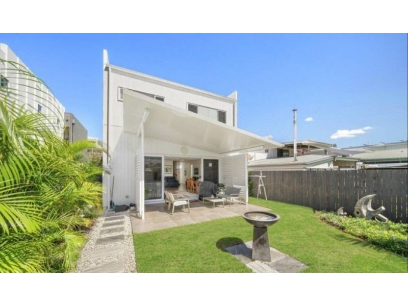 8a Fourth Avenue, Scarborough QLD 4020