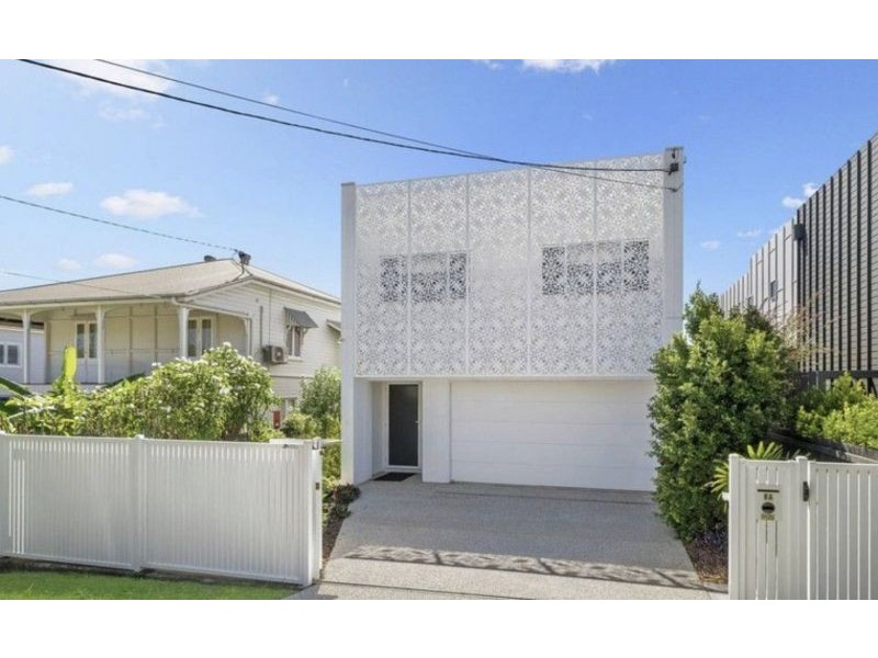 8a Fourth Avenue, Scarborough QLD 4020