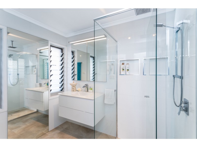 7 Oyster Point Esplanade, Newport QLD 4020