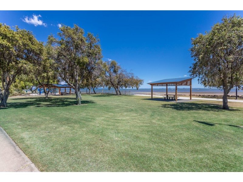 7 Oyster Point Esplanade, Newport QLD 4020