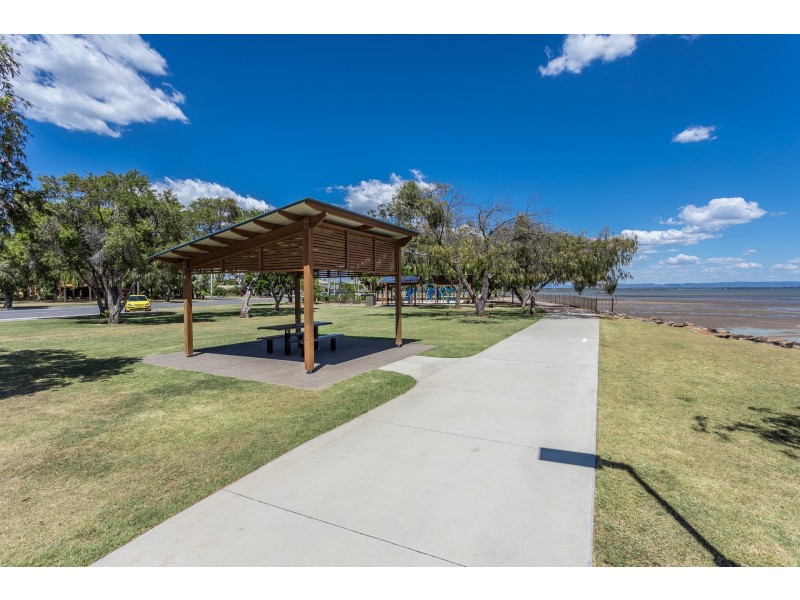 7 Oyster Point Esplanade, Newport QLD 4020