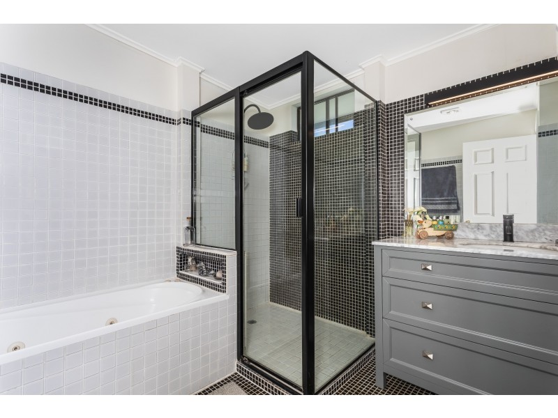 21 Griffith Road, Scarborough QLD 4020
