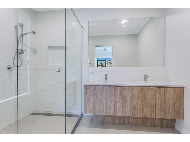 34 Clearwater Street, Newport QLD 4020