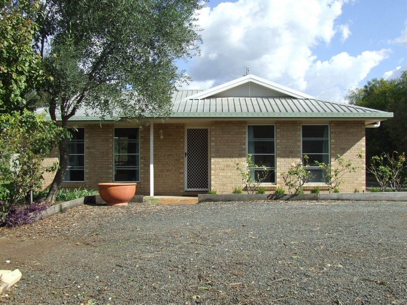 17 Lake Drive, Meringandan QLD 4352