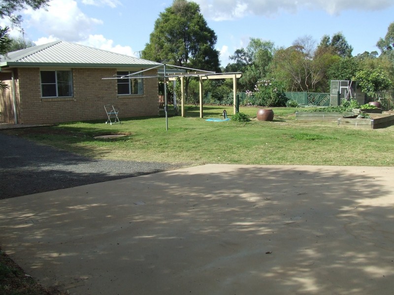 17 Lake Drive, Meringandan QLD 4352