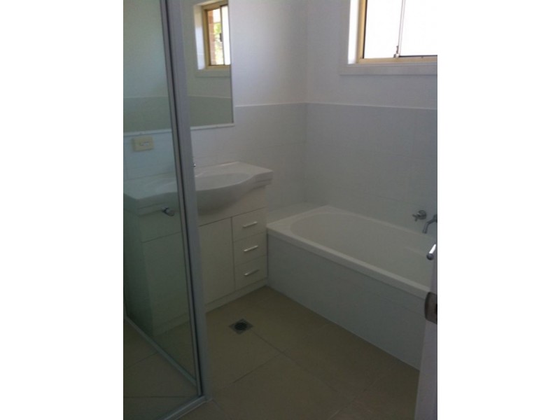 2/33 Government Rd, Labrador QLD 4215