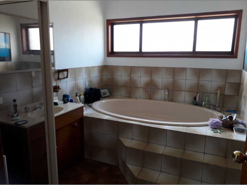 4 Hilltop Cres, Surf Beach NSW 2536