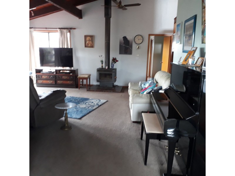 4 Hilltop Cres, Surf Beach NSW 2536