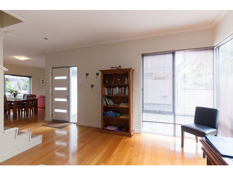 2/31 Harvest Rd, North Fremantle WA 6159