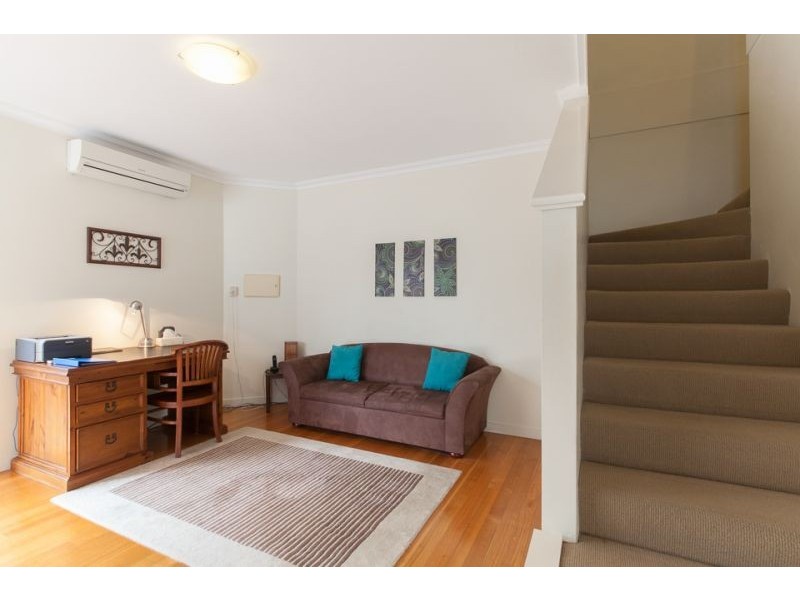 2/31 Harvest Rd, North Fremantle WA 6159