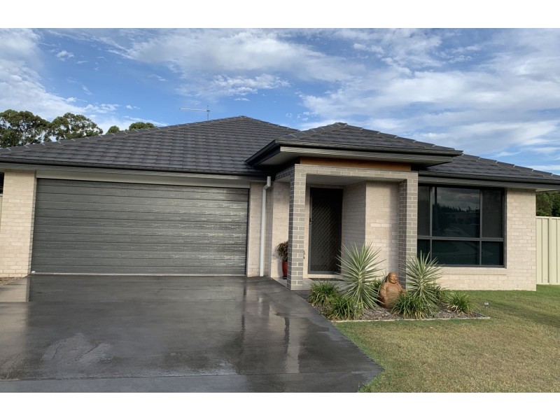 27 Sunshine Circuit, Emerald Beach NSW 2456