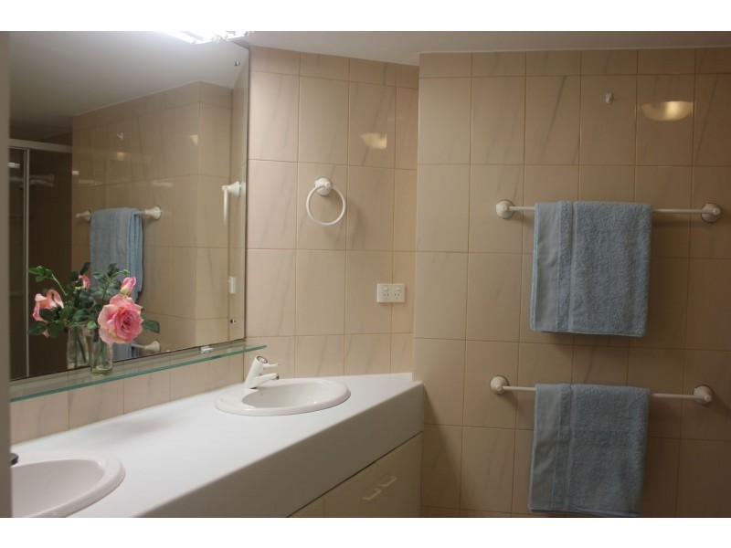 34/3 Cunningham Av, Main Beach QLD 4217