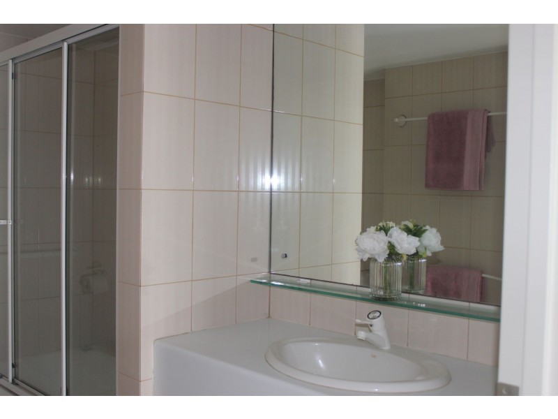 34/3 Cunningham Av, Main Beach QLD 4217