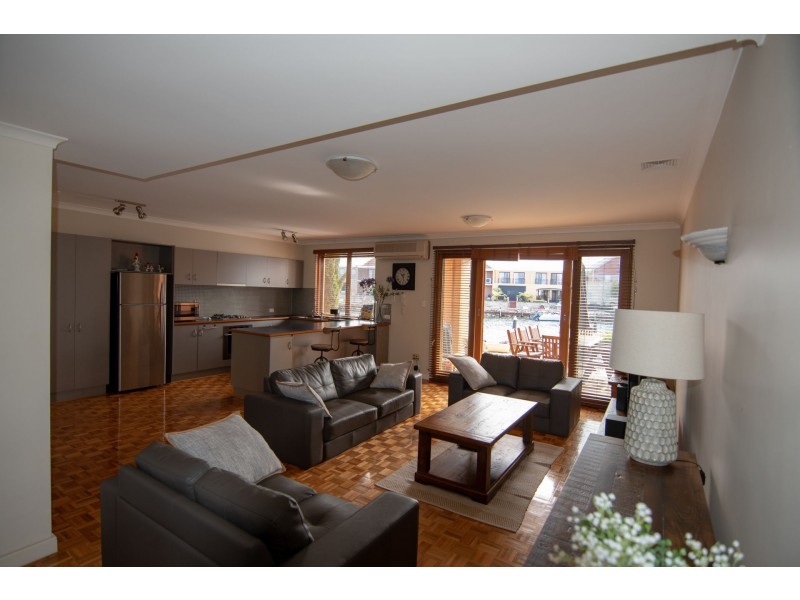 8//40 Rialto Place, Halls Head WA 6210