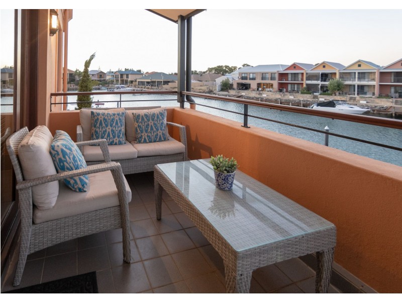 8//40 Rialto Place, Halls Head WA 6210