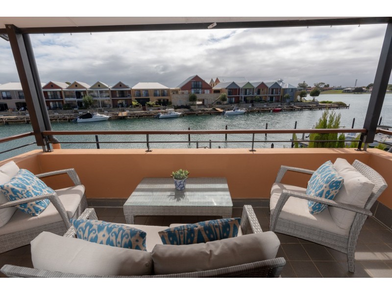 8//40 Rialto Place, Halls Head WA 6210