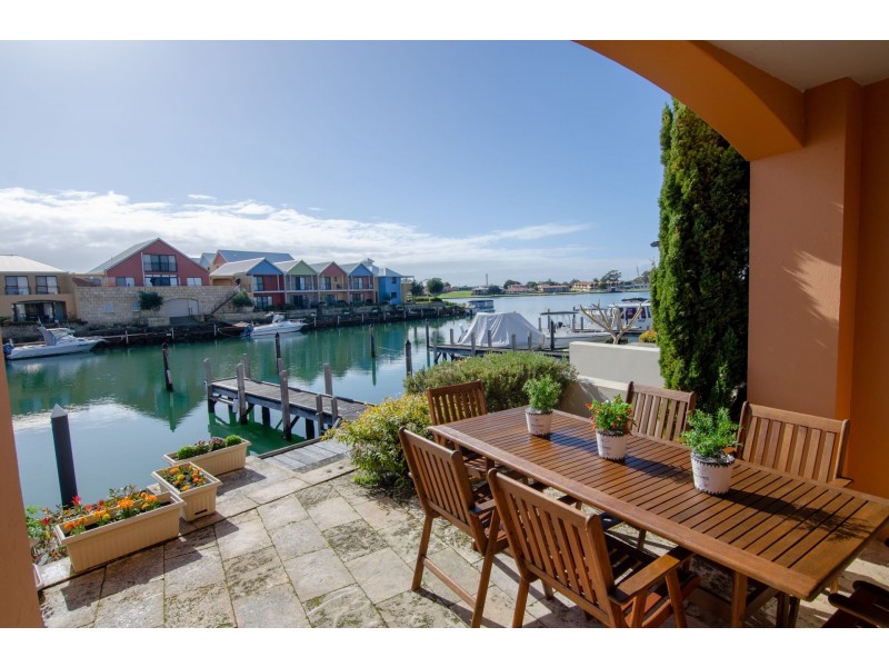 8//40 Rialto Place, Halls Head WA 6210