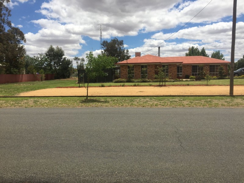 17 Brookong Street, Lockhart NSW 2656