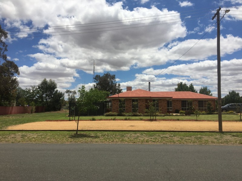 17 Brookong Street, Lockhart NSW 2656