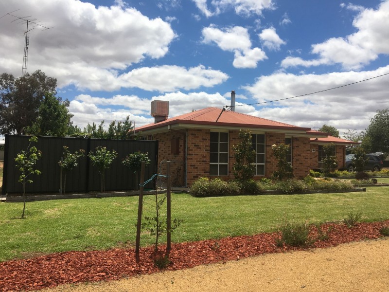 17 Brookong Street, Lockhart NSW 2656