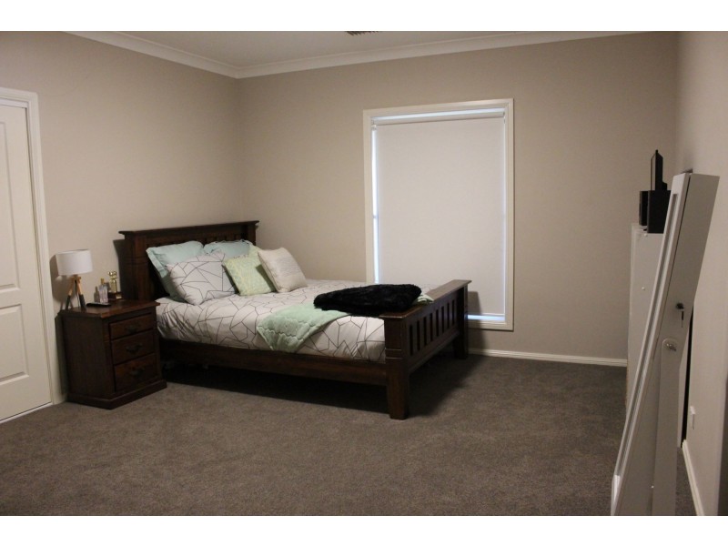 8 Bob Acheson Avenue, Forbes NSW 2871