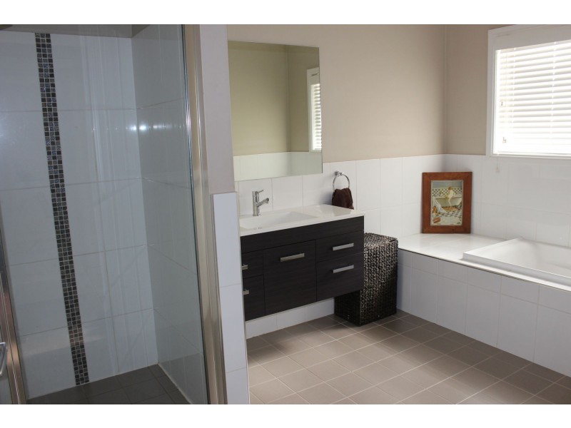 8 Bob Acheson Avenue, Forbes NSW 2871