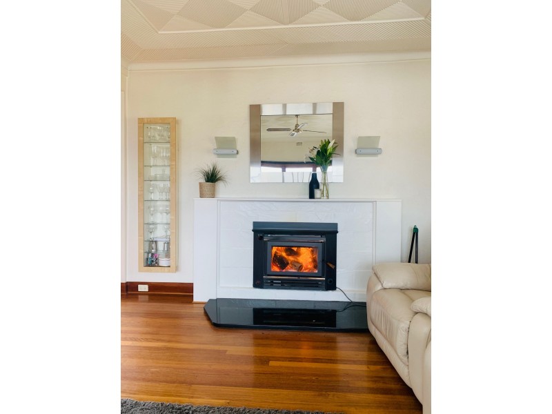 13 Malunna Road, Lindisfarne TAS 7015