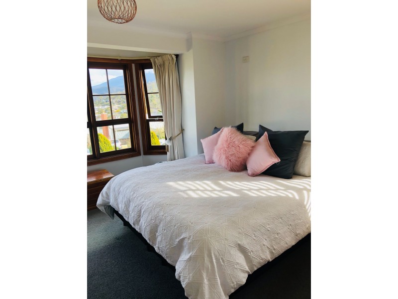 13 Malunna Road, Lindisfarne TAS 7015