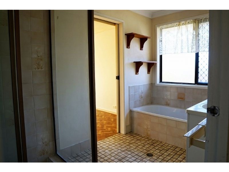 19 Parkroyal Crescent, Regents Park QLD 4118