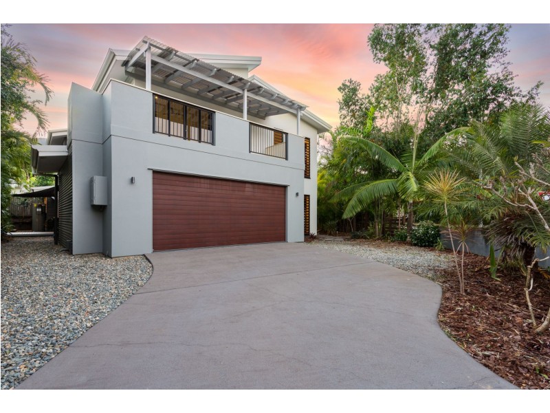 2 Lillian Road, Palm Cove QLD 4879