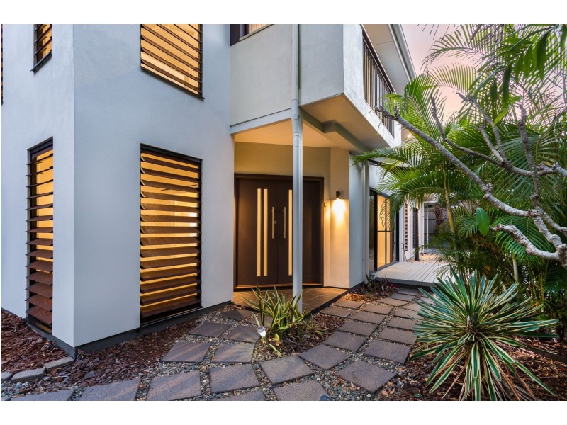 2 Lillian Road, Palm Cove QLD 4879