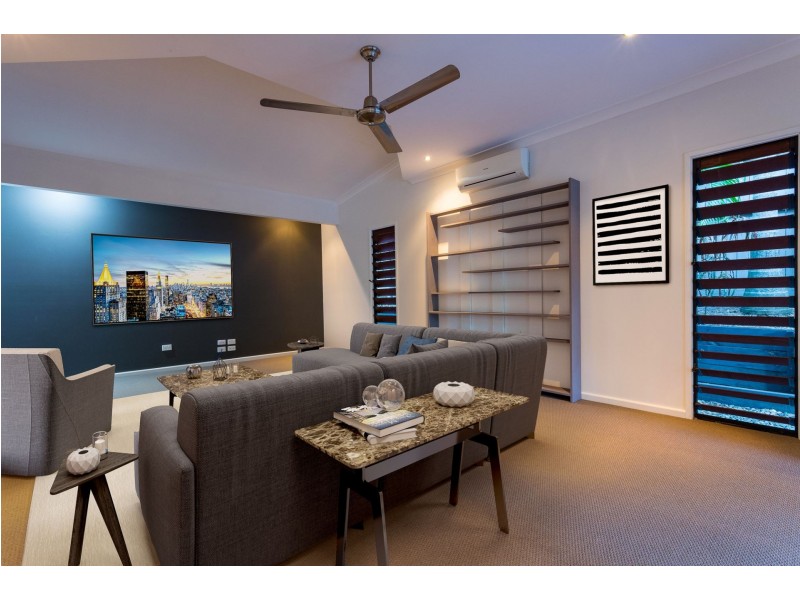 2 Lillian Road, Palm Cove QLD 4879