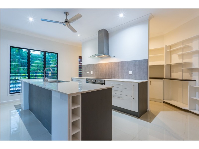 2 Lillian Road, Palm Cove QLD 4879