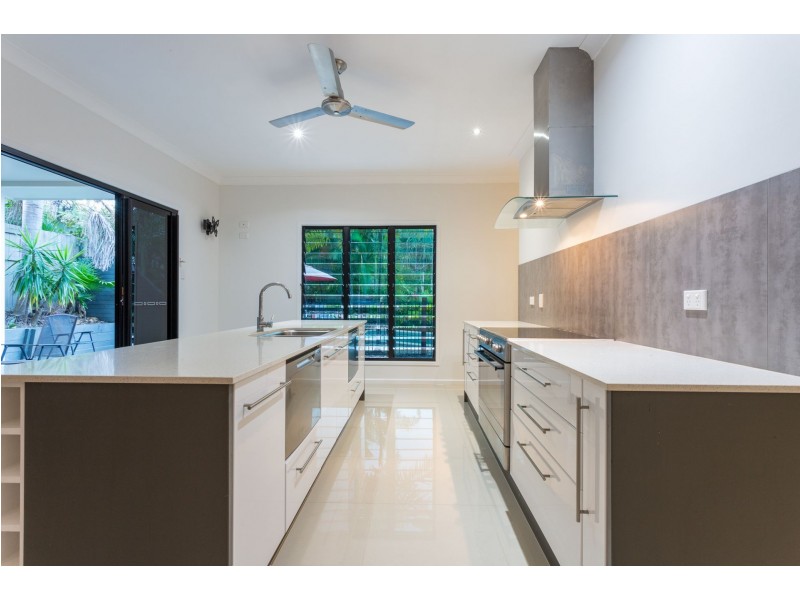 2 Lillian Road, Palm Cove QLD 4879