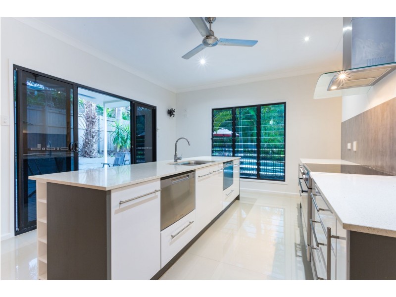 2 Lillian Road, Palm Cove QLD 4879