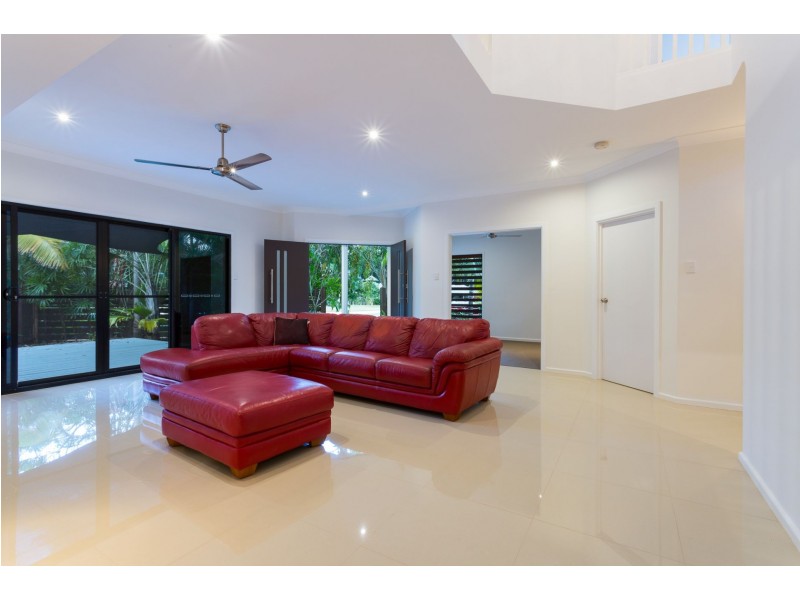 2 Lillian Road, Palm Cove QLD 4879